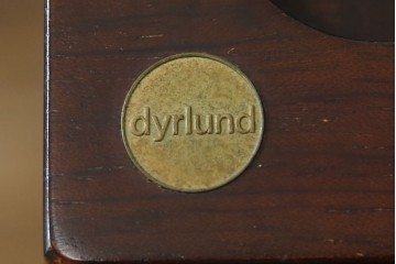 デンマークヴィンテージ　Dyrlund(デューロン)　ローズウッド材　深みのある色調で上質な佇まいの両袖机　定価約140万円　(R-085218)