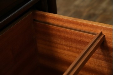 デンマークヴィンテージ　Dyrlund(デューロン)　ローズウッド材　深みのある色調で上質な佇まいの両袖机　定価約140万円　(R-085218)