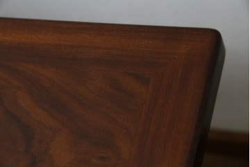 デンマークヴィンテージ　Dyrlund(デューロン)　ローズウッド材　深みのある色調で上質な佇まいの両袖机　定価約140万円　(R-085218)