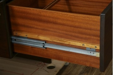 デンマークヴィンテージ　Dyrlund(デューロン)　ローズウッド材　深みのある色調で上質な佇まいの両袖机　定価約140万円　(R-085218)