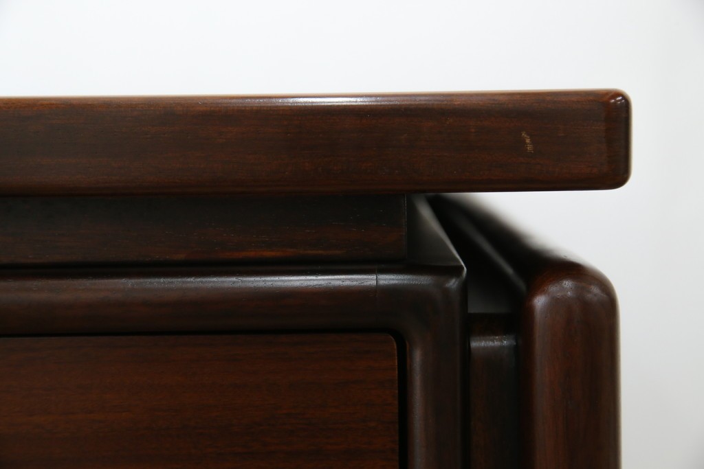 デンマークヴィンテージ　Dyrlund(デューロン)　ローズウッド材　深みのある色調で上質な佇まいの両袖机　定価約140万円　(R-085218)