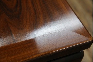 デンマークヴィンテージ　Dyrlund(デューロン)　ローズウッド材　深みのある色調で上質な佇まいの両袖机　定価約140万円　(R-085218)