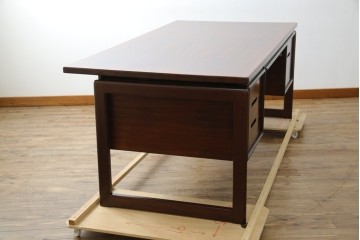 デンマークヴィンテージ　Dyrlund(デューロン)　ローズウッド材　深みのある色調で上質な佇まいの両袖机　定価約140万円　(R-085218)