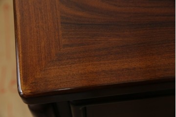 デンマークヴィンテージ　Dyrlund(デューロン)　ローズウッド材　深みのある色調で上質な佇まいの両袖机　定価約140万円　(R-085218)