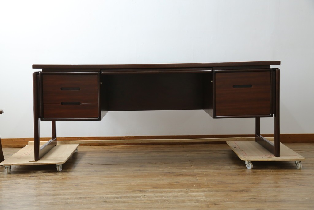 デンマークヴィンテージ　Dyrlund(デューロン)　ローズウッド材　深みのある色調で上質な佇まいの両袖机　定価約140万円　(R-085218)