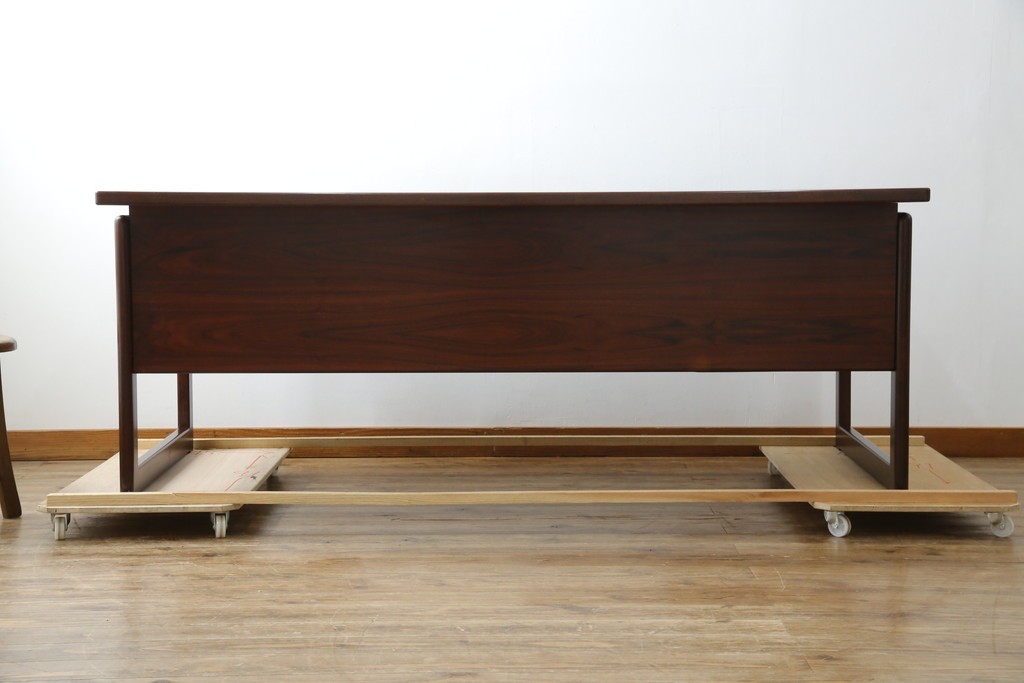 デンマークヴィンテージ　Dyrlund(デューロン)　ローズウッド材　深みのある色調で上質な佇まいの両袖机　定価約140万円　(R-085218)