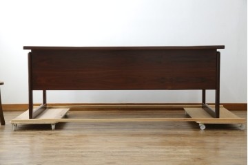 デンマークヴィンテージ　Dyrlund(デューロン)　ローズウッド材　深みのある色調で上質な佇まいの両袖机　定価約140万円　(R-085218)