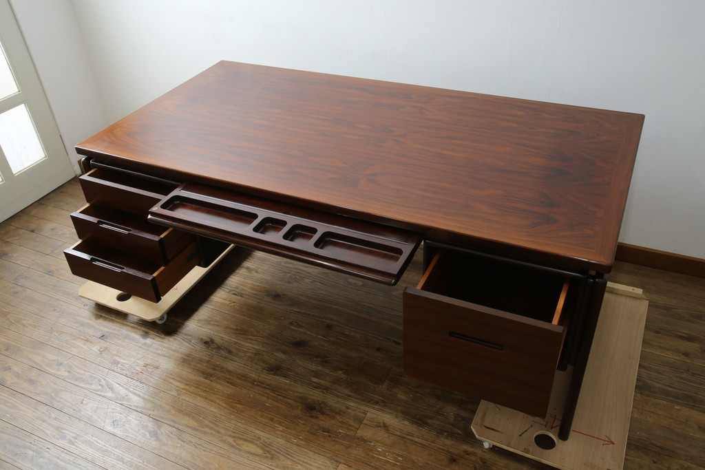 デンマークヴィンテージ　Dyrlund(デューロン)　ローズウッド材　深みのある色調で上質な佇まいの両袖机　定価約140万円　(R-085218)