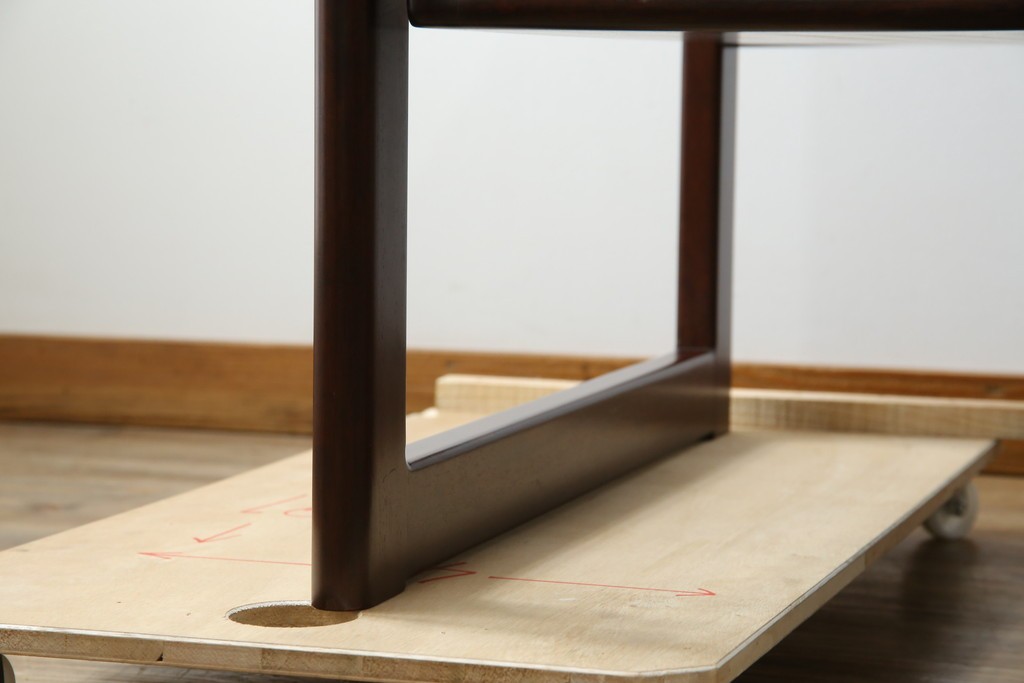 デンマークヴィンテージ　Dyrlund(デューロン)　ローズウッド材　深みのある色調で上質な佇まいの両袖机　定価約140万円　(R-085218)