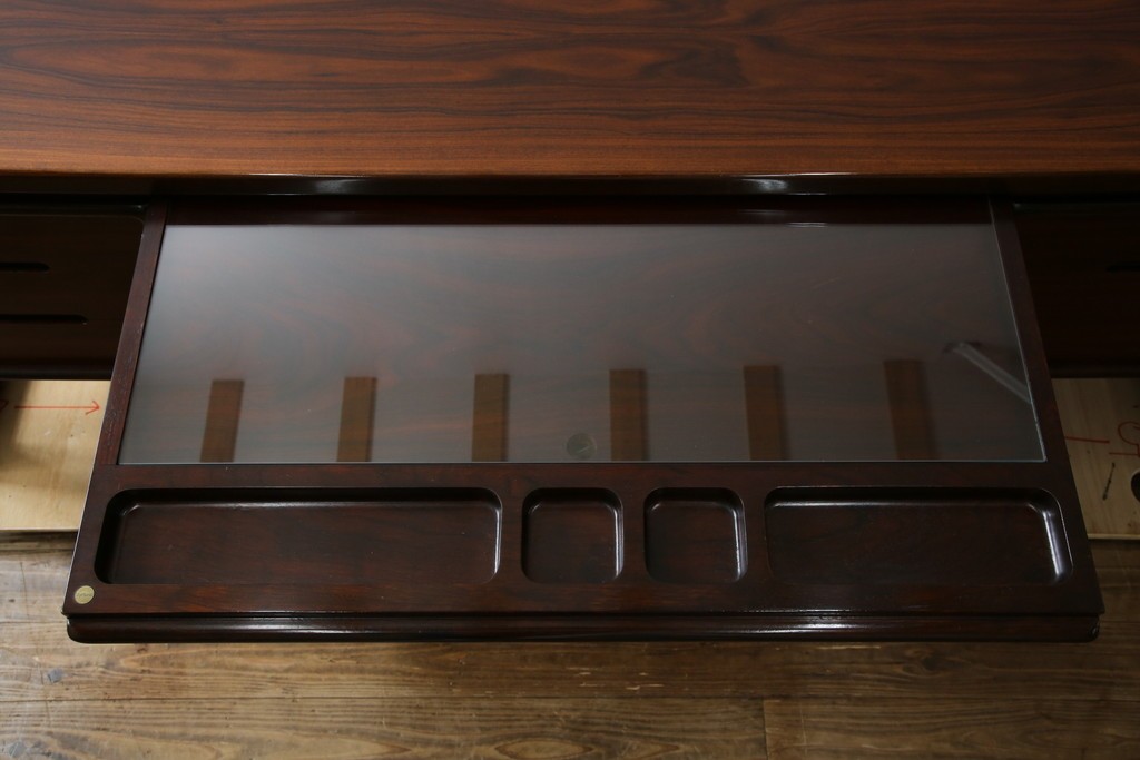 デンマークヴィンテージ　Dyrlund(デューロン)　ローズウッド材　深みのある色調で上質な佇まいの両袖机　定価約140万円　(R-085218)