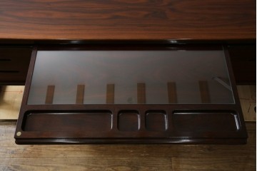 デンマークヴィンテージ　Dyrlund(デューロン)　ローズウッド材　深みのある色調で上質な佇まいの両袖机　定価約140万円　(R-085218)