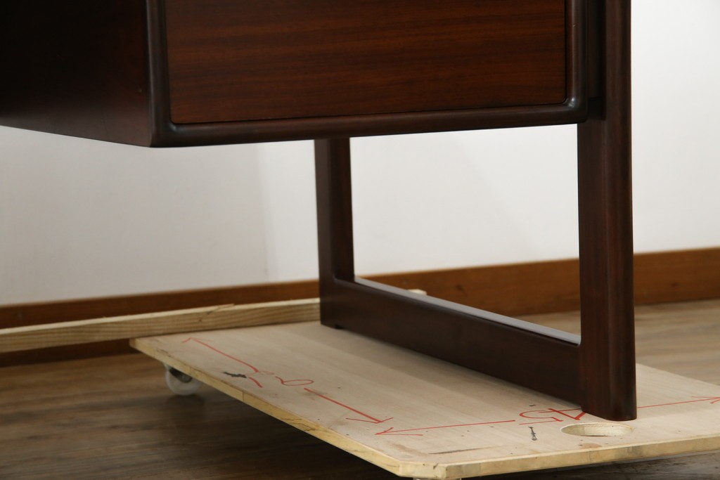 デンマークヴィンテージ　Dyrlund(デューロン)　ローズウッド材　深みのある色調で上質な佇まいの両袖机　定価約140万円　(R-085218)