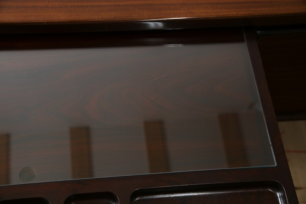 デンマークヴィンテージ　Dyrlund(デューロン)　ローズウッド材　深みのある色調で上質な佇まいの両袖机　定価約140万円　(R-085218)