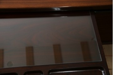 デンマークヴィンテージ　Dyrlund(デューロン)　ローズウッド材　深みのある色調で上質な佇まいの両袖机　定価約140万円　(R-085218)