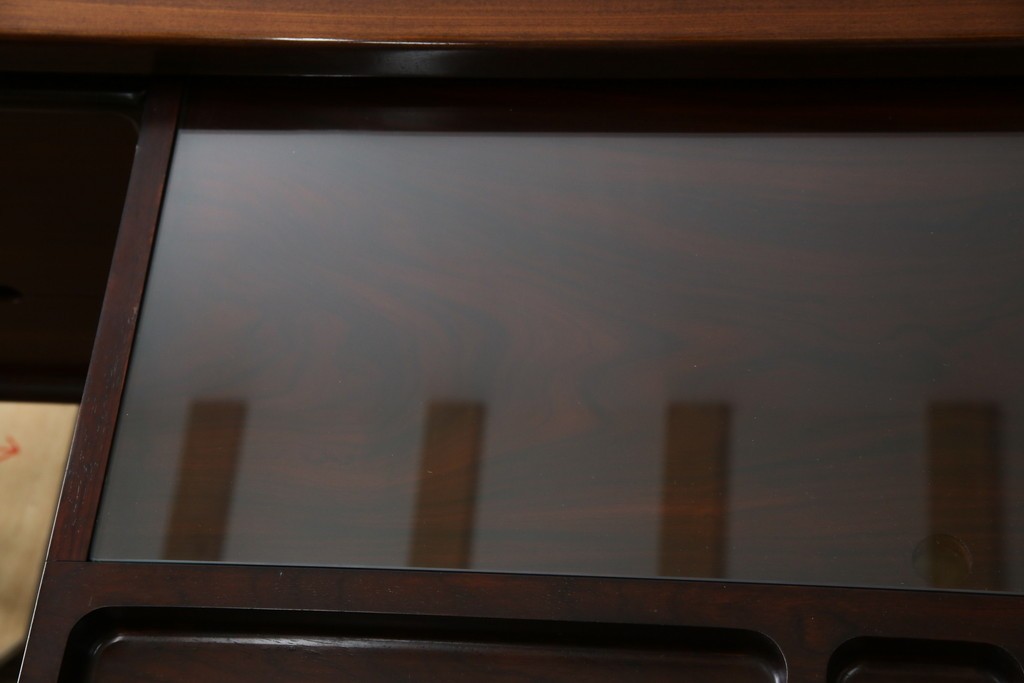 デンマークヴィンテージ　Dyrlund(デューロン)　ローズウッド材　深みのある色調で上質な佇まいの両袖机　定価約140万円　(R-085218)