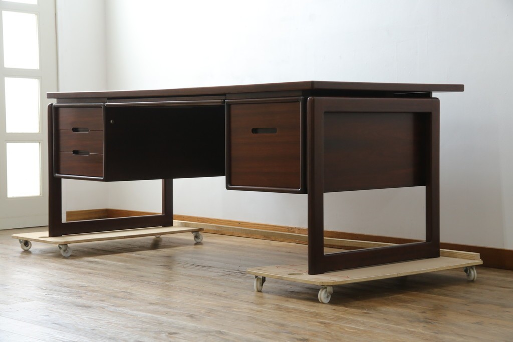 デンマークヴィンテージ　Dyrlund(デューロン)　ローズウッド材　深みのある色調で上質な佇まいの両袖机　定価約140万円　(R-085218)