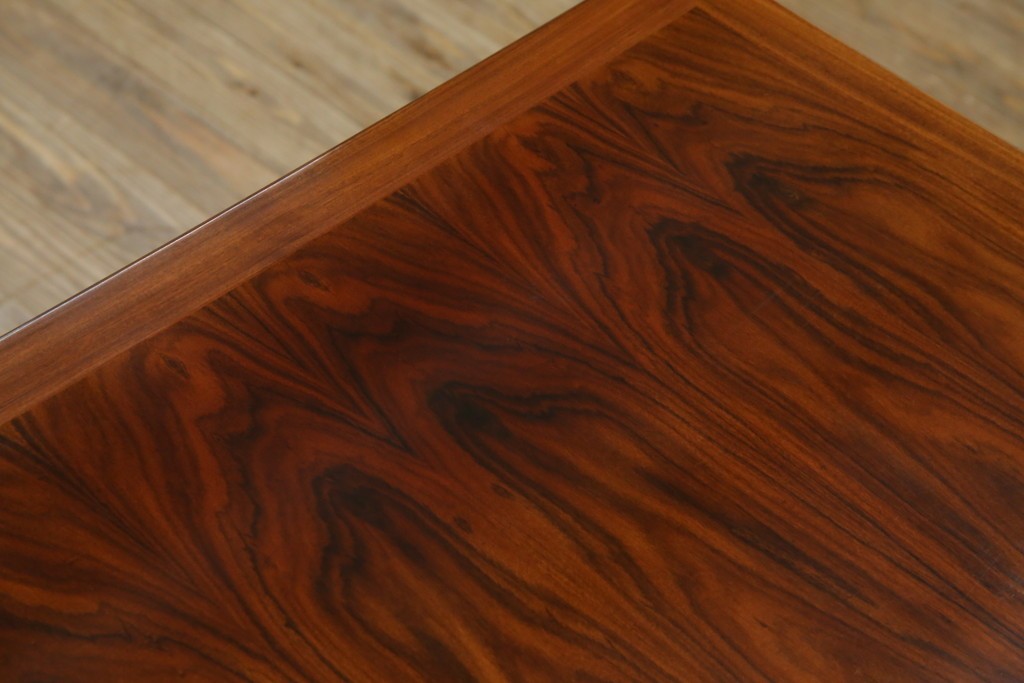 デンマークヴィンテージ　Dyrlund(デューロン)　ローズウッド材　深みのある色調で上質な佇まいの両袖机　定価約140万円　(R-085218)