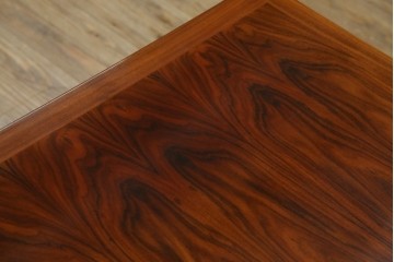 デンマークヴィンテージ　Dyrlund(デューロン)　ローズウッド材　深みのある色調で上質な佇まいの両袖机　定価約140万円　(R-085218)