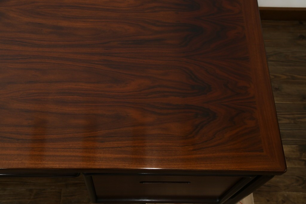 デンマークヴィンテージ　Dyrlund(デューロン)　ローズウッド材　深みのある色調で上質な佇まいの両袖机　定価約140万円　(R-085218)