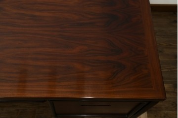 デンマークヴィンテージ　Dyrlund(デューロン)　ローズウッド材　深みのある色調で上質な佇まいの両袖机　定価約140万円　(R-085218)