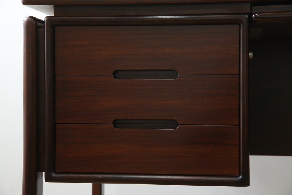 デンマークヴィンテージ　Dyrlund(デューロン)　ローズウッド材　深みのある色調で上質な佇まいの両袖机　定価約140万円　(R-085218)