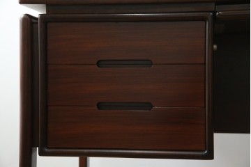 デンマークヴィンテージ　Dyrlund(デューロン)　ローズウッド材　深みのある色調で上質な佇まいの両袖机　定価約140万円　(R-085218)