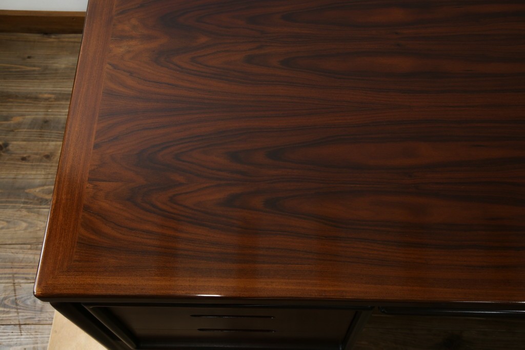 デンマークヴィンテージ　Dyrlund(デューロン)　ローズウッド材　深みのある色調で上質な佇まいの両袖机　定価約140万円　(R-085218)