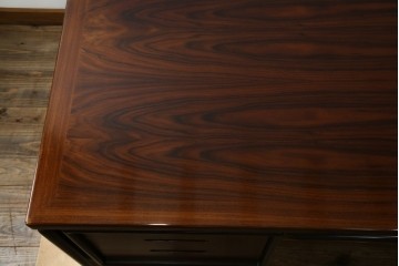 デンマークヴィンテージ　Dyrlund(デューロン)　ローズウッド材　深みのある色調で上質な佇まいの両袖机　定価約140万円　(R-085218)