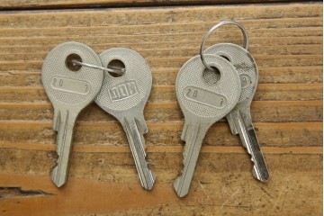 デンマークヴィンテージ　Dyrlund(デューロン)　ローズウッド材　深みのある色調で上質な佇まいの両袖机　定価約140万円　(R-085218)