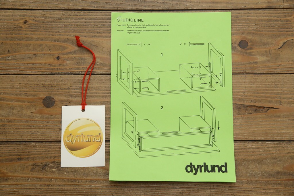 デンマークヴィンテージ　Dyrlund(デューロン)　ローズウッド材　深みのある色調で上質な佇まいの両袖机　定価約140万円　(R-085218)