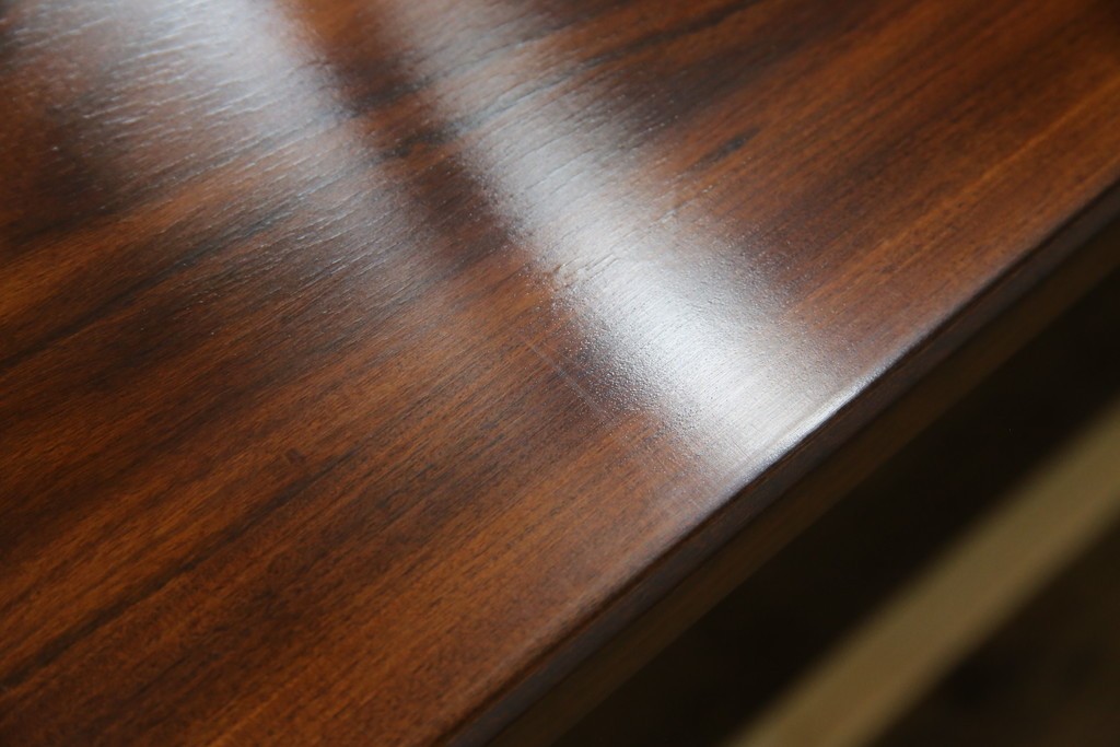 デンマークヴィンテージ　Dyrlund(デューロン)　ローズウッド材　深みのある色調で上質な佇まいの両袖机　定価約140万円　(R-085218)