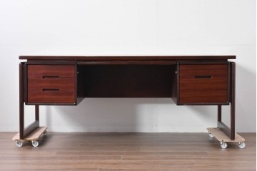 デンマークヴィンテージ　Dyrlund(デューロン)　ローズウッド　深みのある色調で上質な佇まいの両袖机　定価約140万円相当　(R-085218)