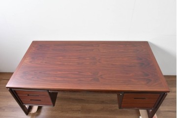 デンマークヴィンテージ　Dyrlund(デューロン)　ローズウッド　深みのある色調で上質な佇まいの両袖机　定価約140万円相当　(R-085218)