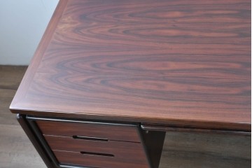 デンマークヴィンテージ　Dyrlund(デューロン)　ローズウッド　深みのある色調で上質な佇まいの両袖机　定価約140万円相当　(R-085218)
