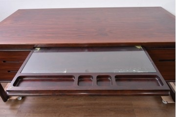 デンマークヴィンテージ　Dyrlund(デューロン)　ローズウッド　深みのある色調で上質な佇まいの両袖机　定価約140万円相当　(R-085218)