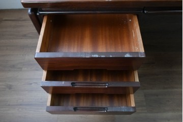 デンマークヴィンテージ　Dyrlund(デューロン)　ローズウッド　深みのある色調で上質な佇まいの両袖机　定価約140万円相当　(R-085218)