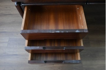 デンマークヴィンテージ　Dyrlund(デューロン)　ローズウッド　深みのある色調で上質な佇まいの両袖机　定価約140万円相当　(R-085218)