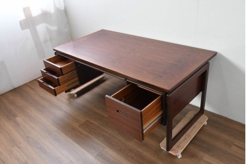 デンマークヴィンテージ　Dyrlund(デューロン)　ローズウッド　深みのある色調で上質な佇まいの両袖机　定価約140万円相当　(R-085218)
