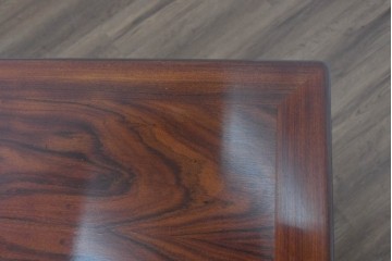 デンマークヴィンテージ　Dyrlund(デューロン)　ローズウッド　深みのある色調で上質な佇まいの両袖机　定価約140万円相当　(R-085218)