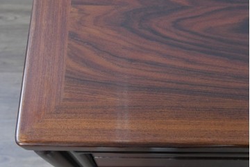 デンマークヴィンテージ　Dyrlund(デューロン)　ローズウッド　深みのある色調で上質な佇まいの両袖机　定価約140万円相当　(R-085218)