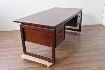 デンマークヴィンテージ　Dyrlund(デューロン)　ローズウッド　深みのある色調で上質な佇まいの両袖机　定価約140万円相当　(R-085218)