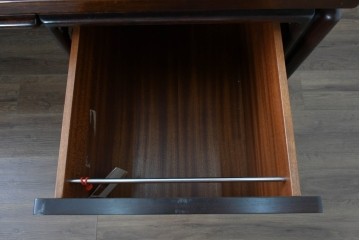 デンマークヴィンテージ　Dyrlund(デューロン)　ローズウッド　深みのある色調で上質な佇まいの両袖机　定価約140万円相当　(R-085218)