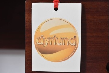 デンマークヴィンテージ　Dyrlund(デューロン)　ローズウッド　深みのある色調で上質な佇まいの両袖机　定価約140万円相当　(R-085218)