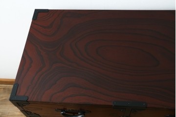 中古　美品　欅産業　仙台民芸箪笥(仙台箪笥)　漆塗りが美しい!!　重厚感のある衣装箪笥　(R-085221)