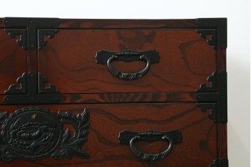 中古　美品　欅産業　仙台民芸箪笥(仙台箪笥)　漆塗りが美しい!!　重厚感のある衣装箪笥　(R-085221)