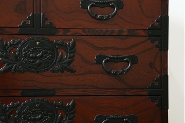 中古　美品　欅産業　仙台民芸箪笥(仙台箪笥)　漆塗りが美しい!!　重厚感のある衣装箪笥　(R-085221)