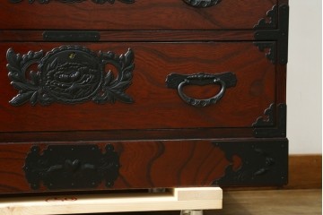 中古　美品　欅産業　仙台民芸箪笥(仙台箪笥)　漆塗りが美しい!!　重厚感のある衣装箪笥　(R-085221)