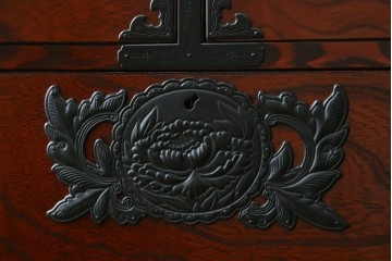 中古　美品　欅産業　仙台民芸箪笥(仙台箪笥)　漆塗りが美しい!!　重厚感のある衣装箪笥　(R-085221)