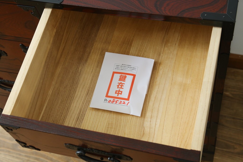 中古　美品　欅産業　仙台民芸箪笥(仙台箪笥)　漆塗りが美しい!!　重厚感のある衣装箪笥　(R-085221)