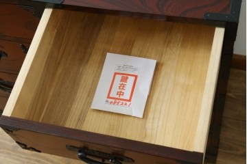 中古　美品　欅産業　仙台民芸箪笥(仙台箪笥)　漆塗りが美しい!!　重厚感のある衣装箪笥　(R-085221)